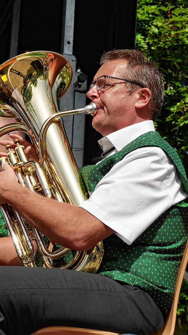 Bild 10: Strahlendes Altweiberwetter beim Albbrucker Dorffest: Tolle Stimmung und buntes Programm