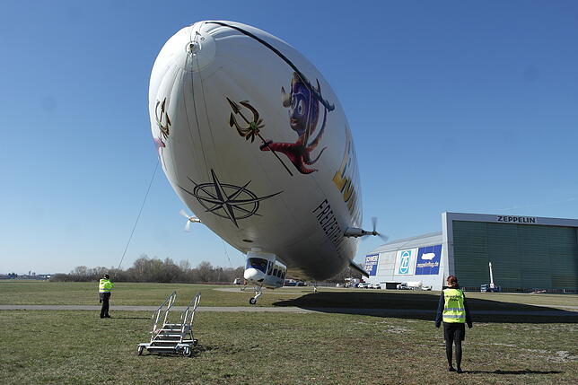Der Zeppelin ist nach seinem ersten Flug der Saison wieder am Boden.
