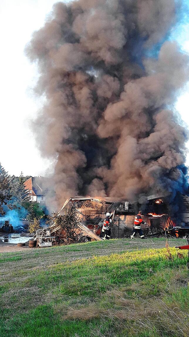 Vom Ökonomiegebäude, das zuerst Feuer gefangen hatte, steht zwei Stunden später nichts mehr, aber noch immer steigt eine große ...