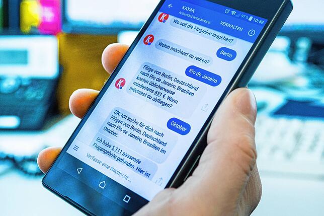 Um die richtige Zielgruppe zu erreichen, kann der Chatbot auf vielen Plattformen installiert werden. Hier hilft ein Chatbot im Facebook ...