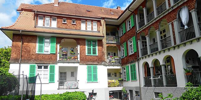 Bild 5: Wie lebt es sich in Konstanz? Hinter diesen Holzfassaden stecken Geschichten, die nur die Anwohner kennen &ndash; zu Gast in der Turniersiedlung