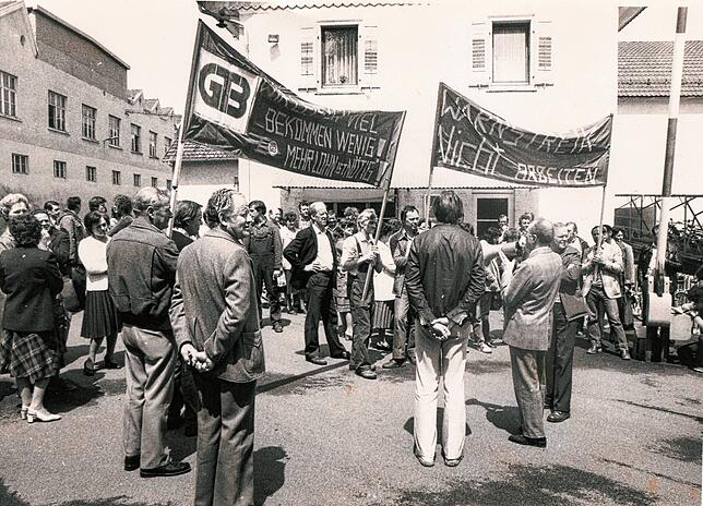 Warnstreik der Gewerkschaft Textil und Bekleidung im Jahr 1992: Ganz rechts am Kanal die Schranke zum Areal. Dahinter das Wohnhaus, in ...