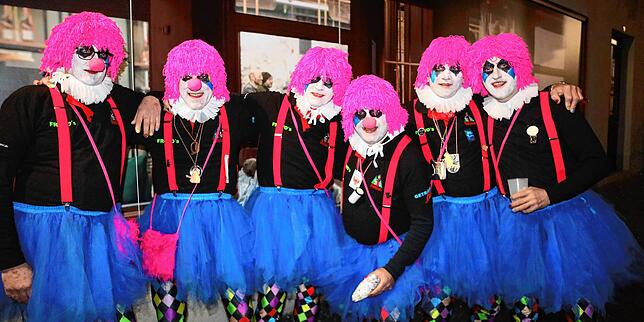 Diese Clowngruppe zog am Samstagabend, 18. Februar, durch die Niederburg und sorgte für Stimmung.