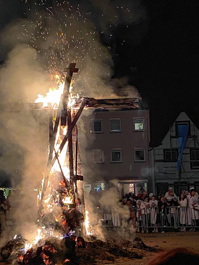 Bild 13: Weiße Narren ziehen durch Stockach: Die schönsten Bilder vom Hemedglonkerumzug und der Verbrennung