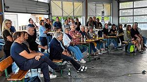 Diese Gäste informieren sich direkt vor Ort in der Werkstatt der Firma Alicke über den Nutzen von Photovoltaik-Anlagen. Foto: Oliver Alicke