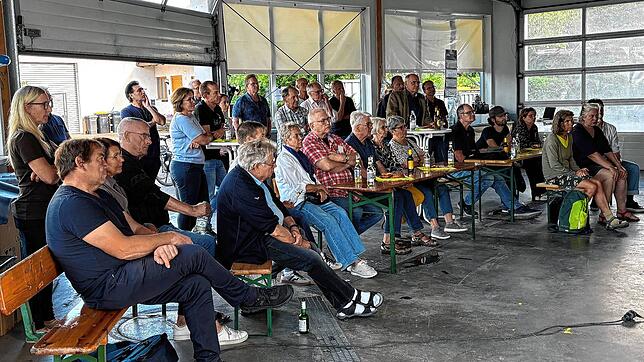Diese Gäste informieren sich direkt vor Ort in der Werkstatt der Firma Alicke über den Nutzen von Photovoltaik-Anlagen. Foto: Oliver Alicke