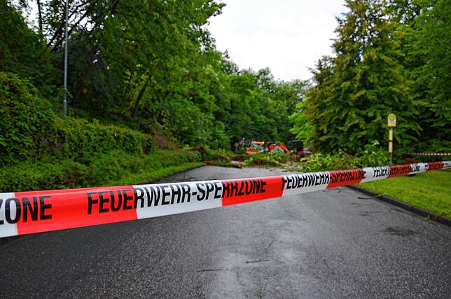 Die Freiwillige Feuerwehr hat die Töbelestraße großflächig abgesperrt.