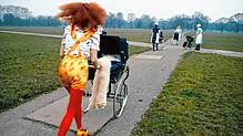 Die moderne Mutter von 1971. Peter Knapp fotografierte das Foto mit dem Model Grace Coddington 1971 für die Zeitschrift &bdquo;Vogue&ldquo;.