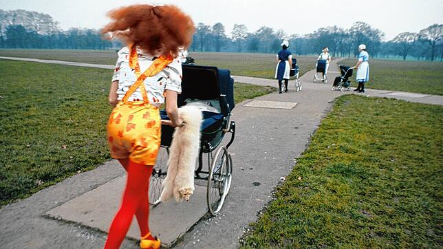 Die moderne Mutter von 1971. Peter Knapp fotografierte das Foto mit dem Model Grace Coddington 1971 für die Zeitschrift &bdquo;Vogue&ldquo;.