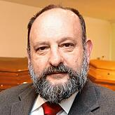 Bestatter Michael Richter ist seit knapp 40 Jahren im Beruf. Er findet ihn spannend und abwechslungsreich.