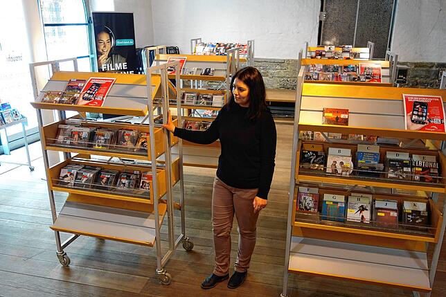 Sabrina Böhringer bei einem CD-Regal.