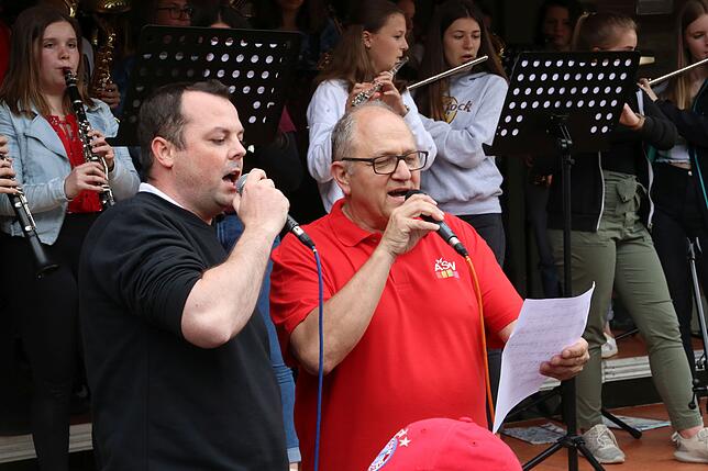 Duett: Valentin Helling (links), Dirigent des ASW-Orchesters, sang mit Rektor Stefan Ruppaner ein Duett. Bild: Gerald Edinger