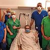Pierre Bader (im Bett) vor seiner Entlassung mit dem Team des Schwarzwald-Baar Klinikums (von links): Jessica Beiche (Pflegefachkraft), ...