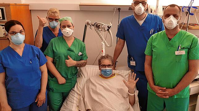 Pierre Bader (im Bett) vor seiner Entlassung mit dem Team des Schwarzwald-Baar Klinikums (von links): Jessica Beiche (Pflegefachkraft), ...