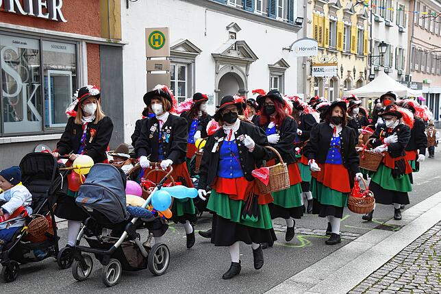 Bild 8: Bilder vom Narrenbaum-Umzug in Stockach mit Schaulustigen