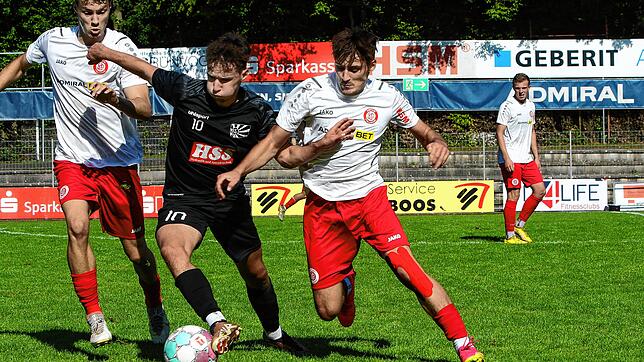 Der SC Pfullendorf (links Jan Konrad, rechts Vincent Bühler) hat eine hohe Hürde vor sich: Am Samstag wartet der Topfavorit FC Teningen ...