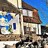 Nur noch die Fototapete eines Wohnzimmers ist übriggeblieben von dem Häuschen, das an der alten Herrenmühle in Villingen angebaut war ...