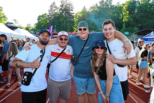 Bild 3: Festivalsommer startet – Fans feiern ausgelassen beim Campus-Festival