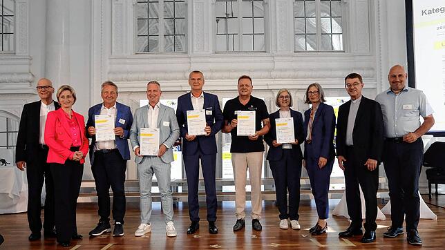 Peter Riegel (Dritter von links) mit den weiteren ausgezeichneten Unternehmern bei der Preisverleihung in Stuttgart.