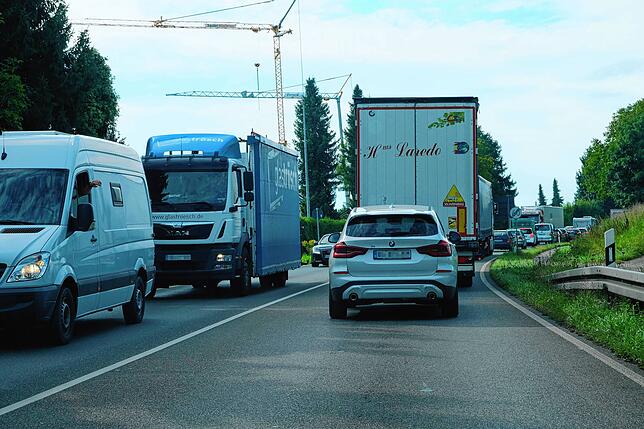 Seit der Öffnung der B 31-neu in Friedrichshafen staut es sich vermehrt zwischen Immenstaad und Hagnau.