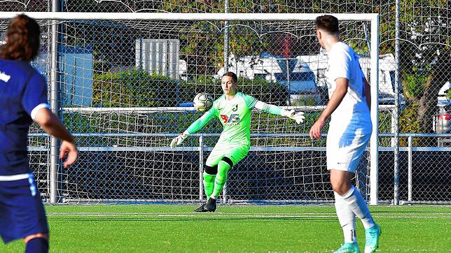 Starke Nerven: Loris Bendel &ndash; hier im Spiel beim VfB Waldshut &ndash; hielt beim 5:0-Sieg des FC Erzingen beim FC Schlüchttal in ...