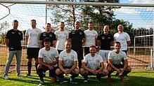 Trainer Michael Schnee (stehend links) und die Zugänge bei der SG Marbach/Rietheim: (von links stehend) Nico Waidele, Elias Scheid, Marc ...