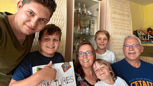 Sie freuen sich auf die Brettspiele im trauten Familienkreis: Maxi, Hansi, Sandra mit Benedikt, Falko und Markus Bossenmaier.