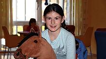 Ashley Teichmann liebt ihr Stoffpferd. Bei der Reha in der Nachsorgeklinik Tannheim begleitet es sie meist.
