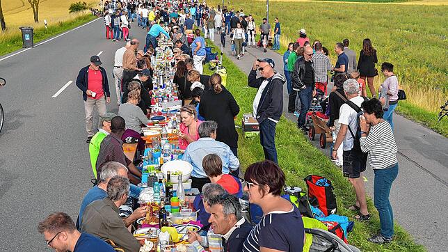 Die Lange Tafel mit fast 1000 Meter Länge ist im Jahr 2017 der absolute Hit und die Doppelstädter warten dringend auf eine Neuauflage, ...
