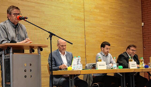 Vorstellung der Bürgermeisterkandidaten Albbruck: Günter Kaiser, Leiter des Wahlausschusses, dann die drei Kandidaten Stefan Kaiser, ...
