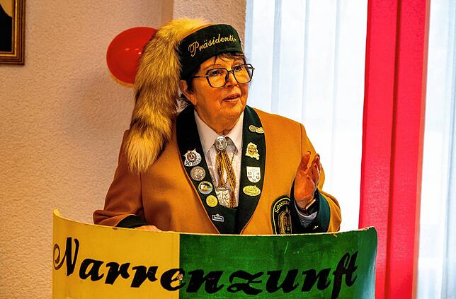 Anne-Rosel Schwarz, Präsidentin der Schwarzwälder Narrenvereinigung, freut sich über das schöne Grenzsteintreffen.