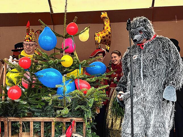 Bild 7: Rathaus in Immenstaad entmachtet: Narren regieren – Prinzenpaar wird vermählt – Die schönsten Bilder!