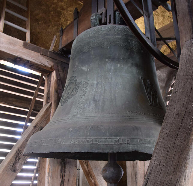 Die Fridolinsglocke aus dem Jahre 1752 im Südturm des Bad Säckinger Fridolinsmünsters.