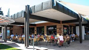 Die großzügig überdachte Terrasse lädt beim Waldcafé besonders im Sommer die Gäste ein.