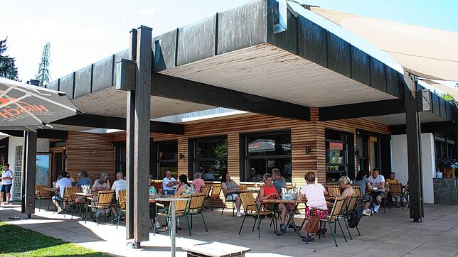 Die großzügig überdachte Terrasse lädt beim Waldcafé besonders im Sommer die Gäste ein.