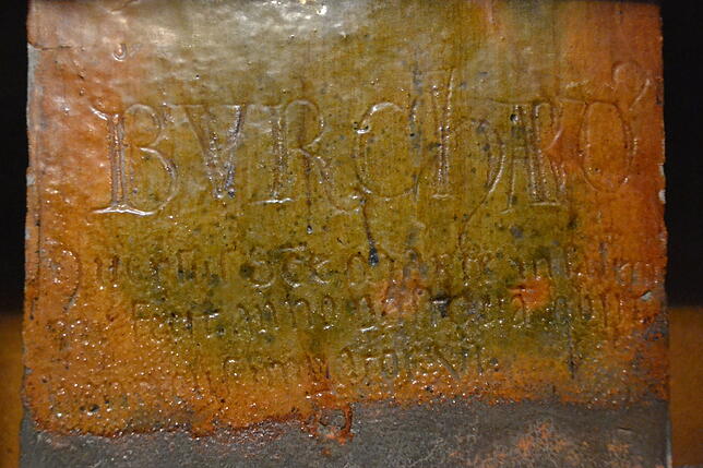 Dieser Ziegel datiert aus dem Jahr 1198. Das Einritzen der Schrift in den feuchten Ton erfolgte vor dem Brand. Die Übersetzung der ...