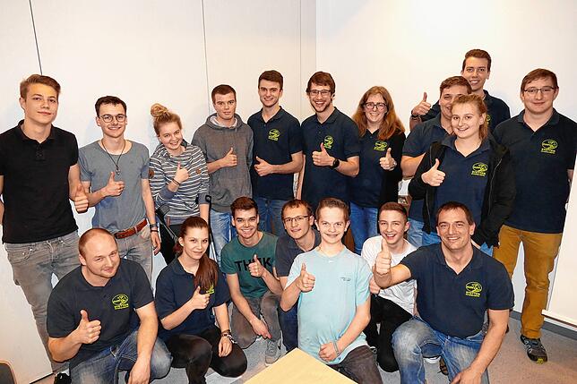 Sie gehören bereits zu den tragenden Säulen der DLRG-Ortsgruppe: (hinten, von links) Levin Korzus, Nicolai Kirndorfer, Emelie Goreth, ...