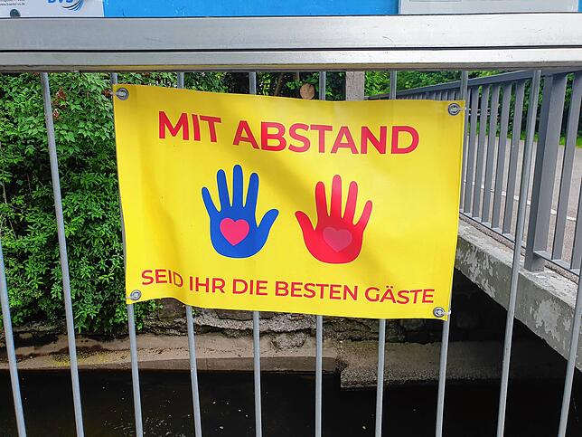 Kreatives Corona-Wortspiel: Plakat vor dem Eingang des Kneippbads.