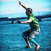 Matti Marsch auf seinem Weg über die Slackline &ndash; zwischen Fahrradbrücke und Rheinufer.