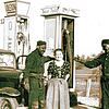 Helene Dettling (Bildmitte) an ihrer Tankstelle in Jestetten mit Autowerkstatt im Jahre 1932.