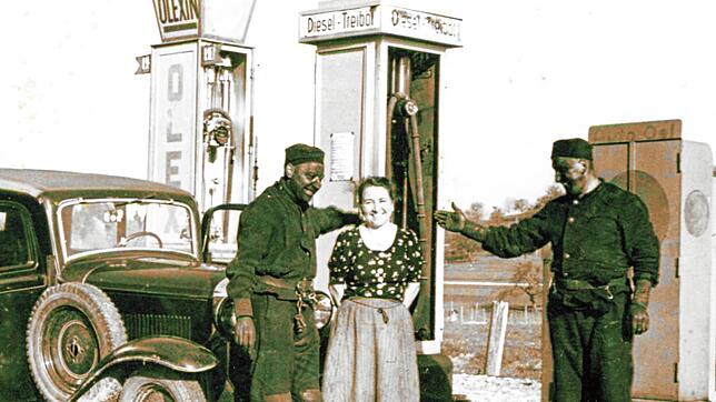 Helene Dettling (Bildmitte) an ihrer Tankstelle in Jestetten mit Autowerkstatt im Jahre 1932.