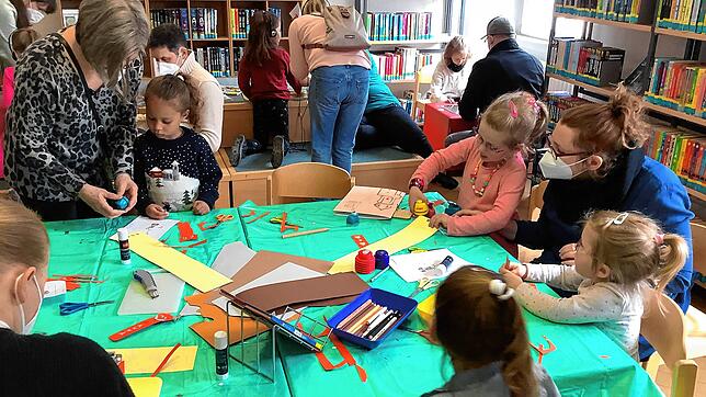 Ein Buntes Aktionsprogramm war für Familien beim Aktionstag in der Stadtbücherei geboten.