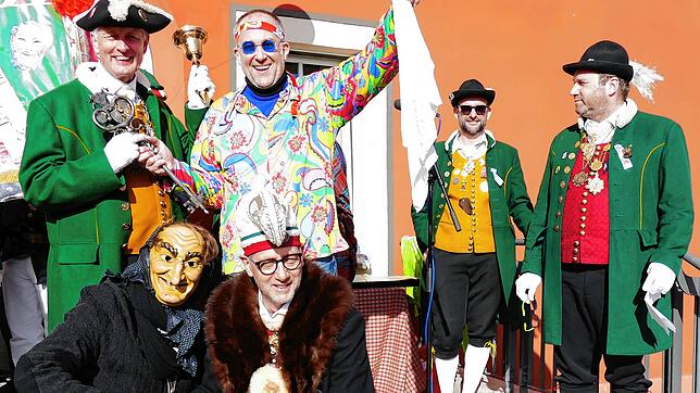 Kleinlaut schwingt Bürgermeister Maik Lehn die weiße Fahne und übergibt Narrenschultes Uwe Stolz die Insignien der Macht. Davor freuen ...