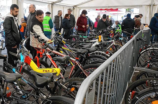 Beim Tiengener Gebrauchtfahrradmarkt am Samstag steht Rad an Rad, das Angebot ist riesig.