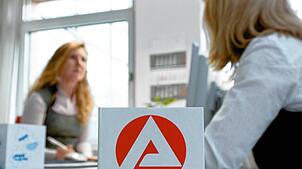 Ein Beratungsgespräch bei der Arbeitsagentur. (Symbolbild) Arbeitslose in den Landkreisen Lörrach und Waldshut suchen vermehrt über ...