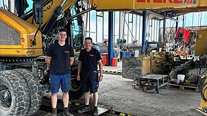 Kammersieger Lukas Jäkle (links) und sein Ausbilder Lothar Schlatter, Werkstattleiter Baumaschinen bei Storz Service. Bild: Herbert Aggeler