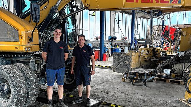 Kammersieger Lukas Jäkle (links) und sein Ausbilder Lothar Schlatter, Werkstattleiter Baumaschinen bei Storz Service. Bild: Herbert Aggeler