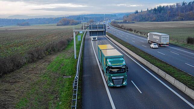 Von der Autobahnüberführung am Ende der Ehinger Hauptstraße, kann man künftig die PV-Anlagen begutachten. Auf der linken sowie auf der ...