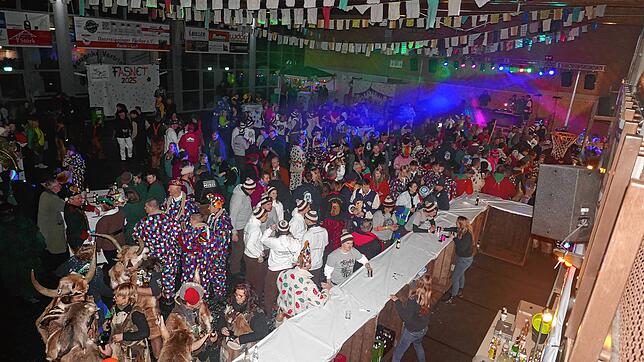 Im Anschluss an den Umzug versammelten sich die Narren in der Alfons-Schmidmeister-Halle zum gemeinschaftlichen Feiern. Bild: ...