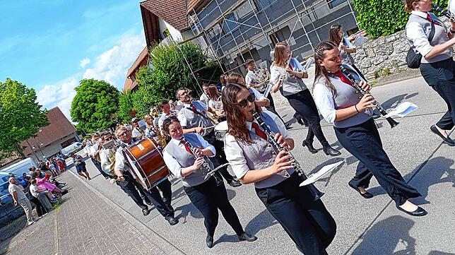 Bild 15: Festumzug am Gmeindshus Oberlauchringen – Höhepunkt des 4-tägigen Bezirksmusikfest